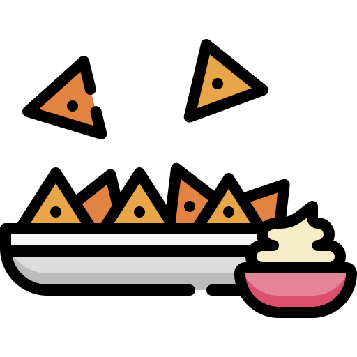 Plato de nachos con salsa y trozos de tortilla crujiente, ideal para compartir en reuniones o fiestas.
